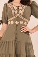 Vestido Midi em Marias com Guipir Floral Verde Militar